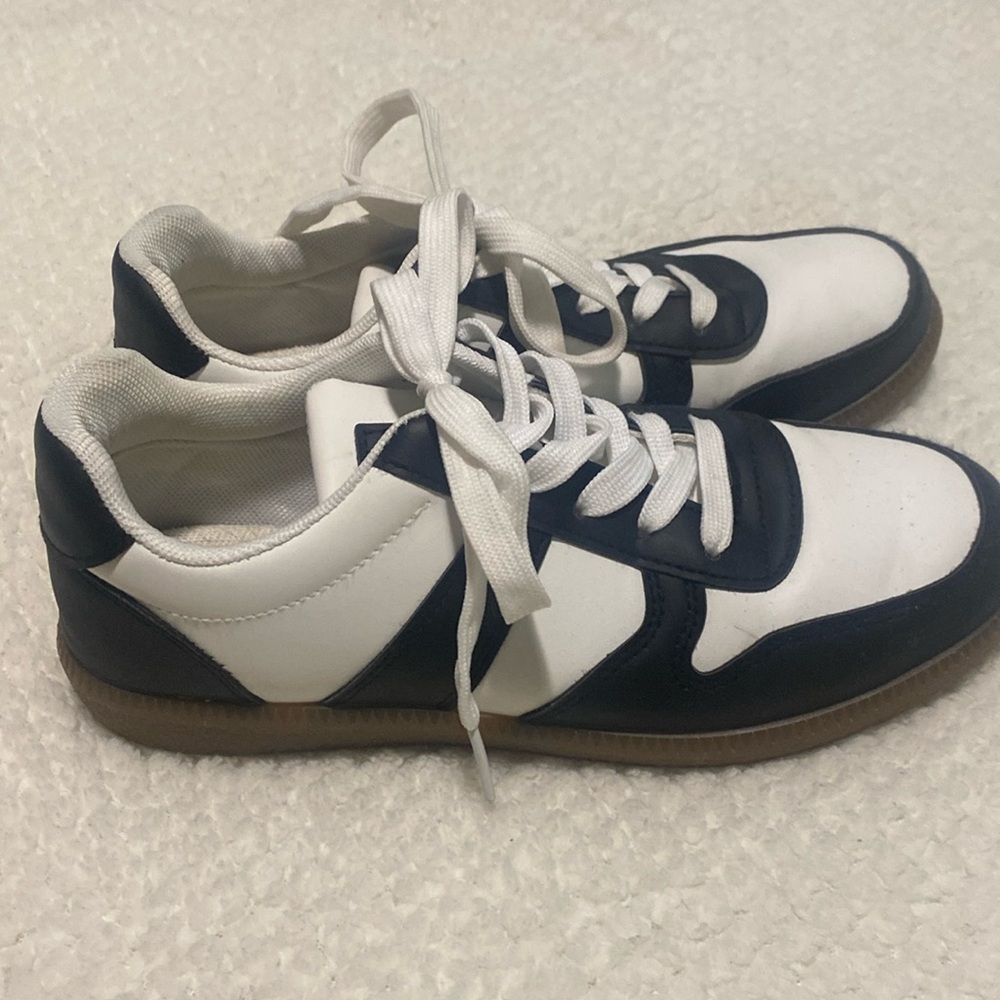 Tennis shoes